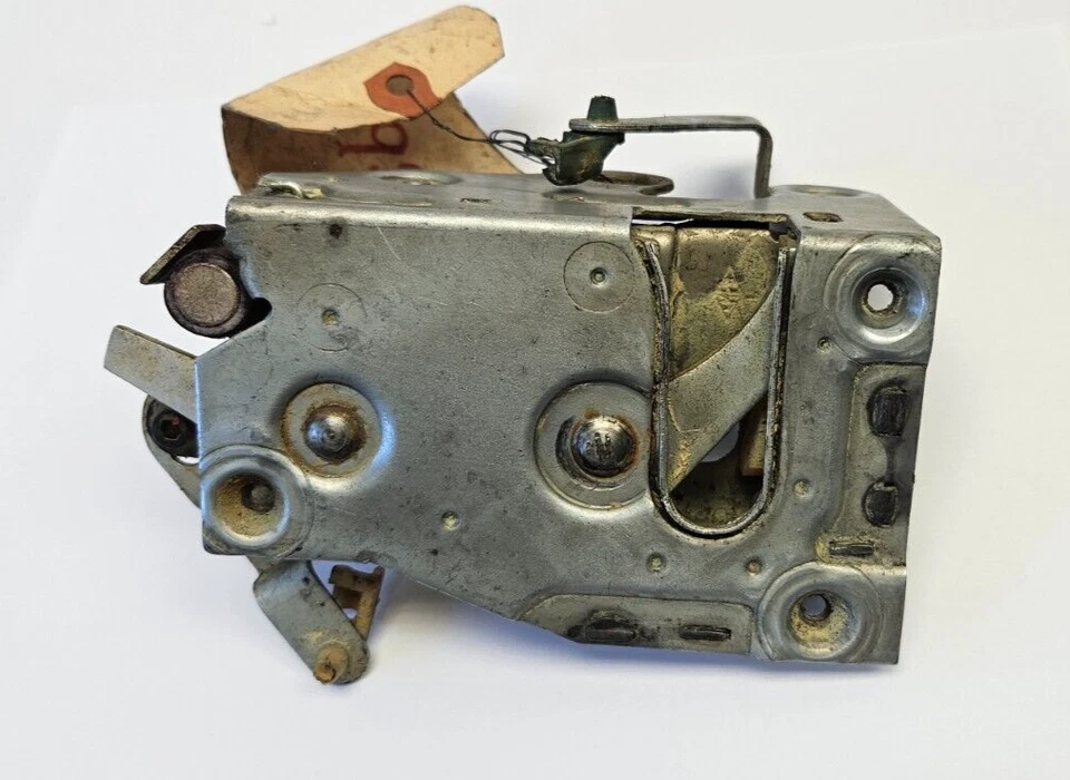 Dodge Coronet Plymouth Satellite 1973 4 puertas cerradura de pestillo de puerta delantera izquierda 3695451 nuevo de stock Foto 3 de 4