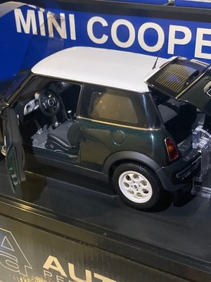 AUTOart MINI クーパー 1:18 Autoart Mini Cooper 1/18 with Opening Doors, Dark Green/White