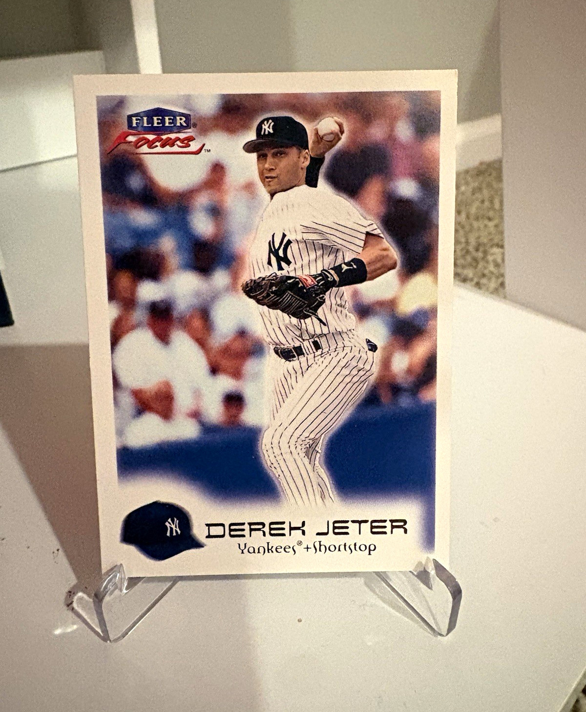 Fleer Focus 2000 Derek Jeter Base Set #11 New York Yankees MLB Baseball Card