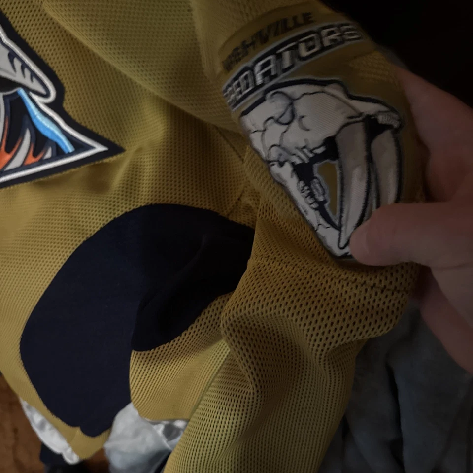 Camiseta deportiva de senderismo Koho Nashville Predators para hombre grande mostaza gato vintage alternativa Foto 4 de 4