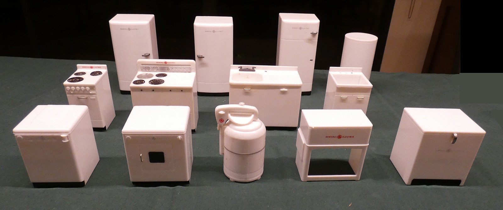 1950 GENERAL ELECTRIC SALESMAN SAMPLE -APPLIANSET-MINIATURE DESIGN-A-KITCHEN SET