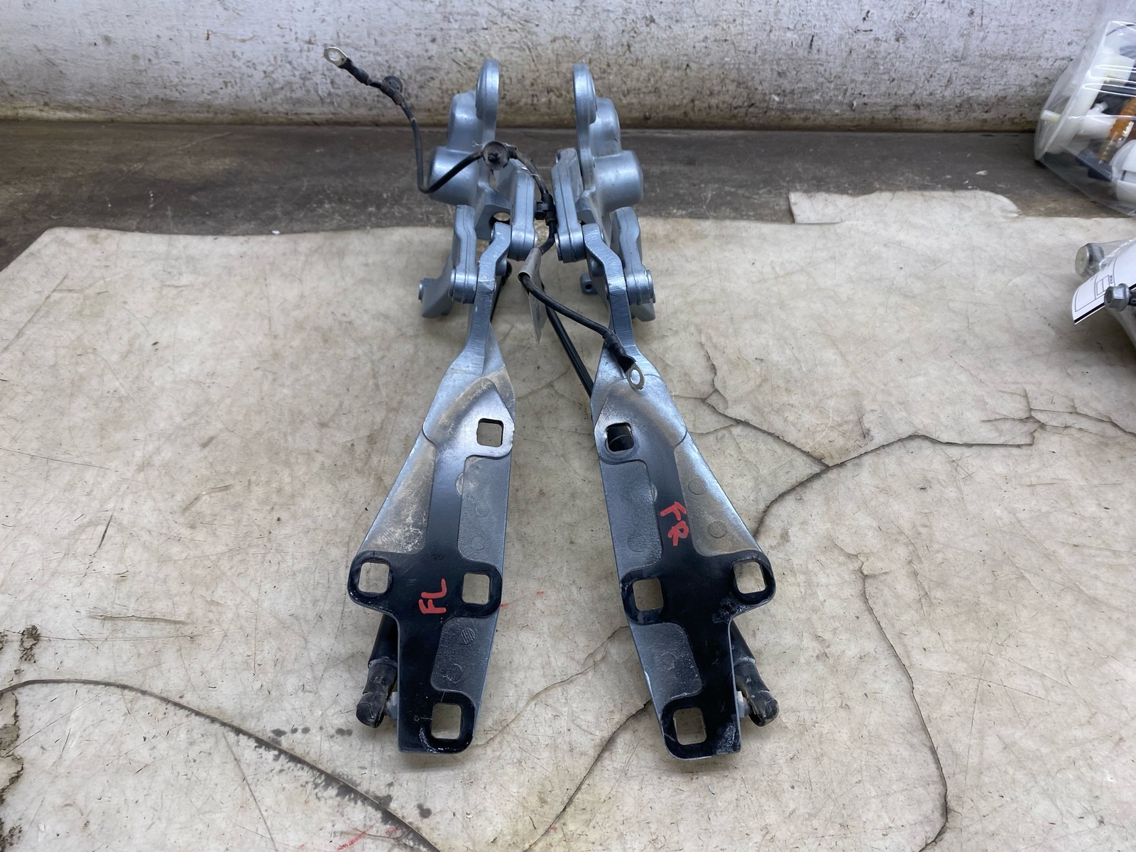 2020-2024 ASTON MARTIN DBX FRONT RIGHT LEFT HOOD HINGE SET W/ LIFT CYLINDERS