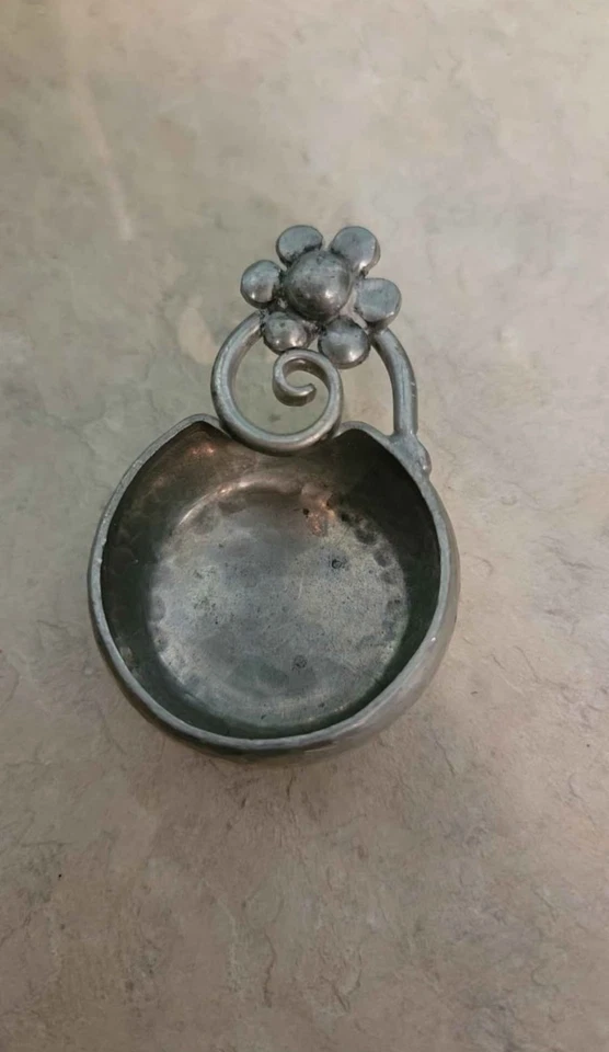 RUSSIAN SERGEI NEKRASSOFF VINTAGE / ANTIQUE PEWTER BOWL / PRIMITIVE PORRINGER - Image 2 of 3