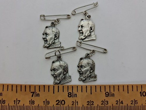 VINTAGE AUTENTYCZNY OJCIEC PIO PREGA PER NOI PARTIA 4 METALOWE KATOLICKIE MEDALE WISZĄCE - Zdjęcie 1 z 3