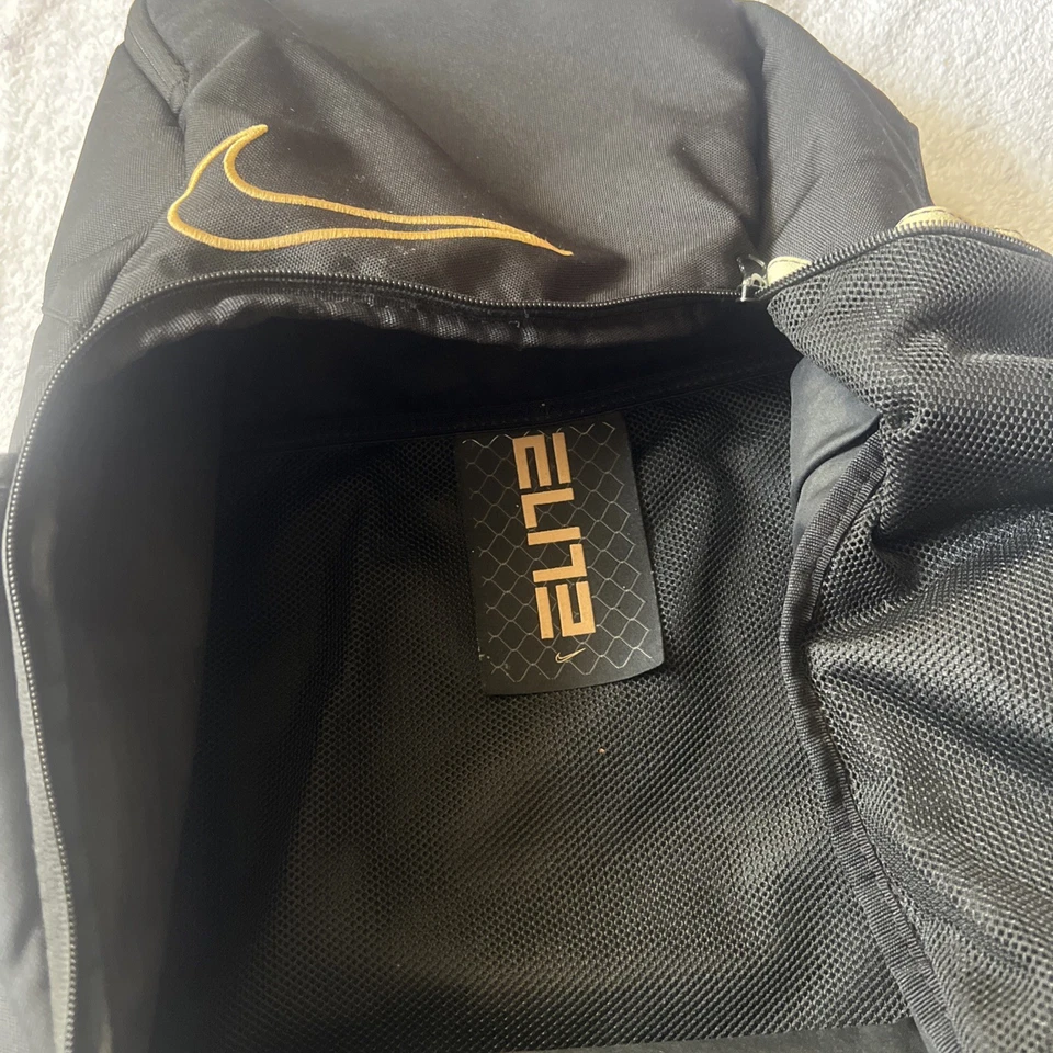 Mochila deportiva Nike Elite dorada y negra. Buen estado pero sin etiquetas. Foto 4 de 4