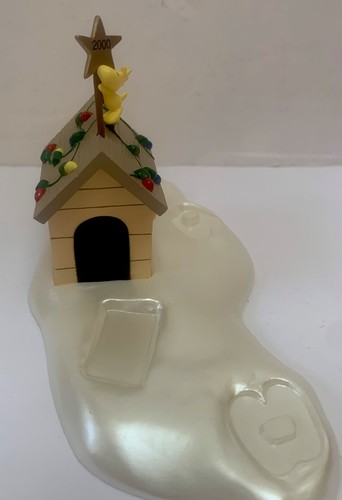 Hallmark Keepsake 2000 Charlie Brown Natale 50° Woodstock Snoopy House Base - Foto 7 di 10