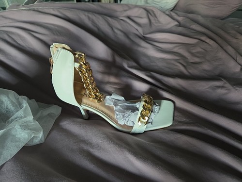 Kelsi Size 5 White Heels With Gold Chains - Picture 2 of 5