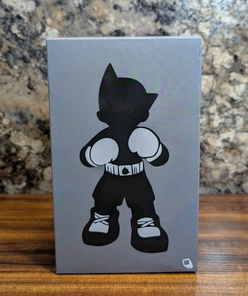 Nuevo juguete artístico de vinilo ToyQube Astro Boy Boxer 6" - variante mono escala de grises Foto 2 de 4