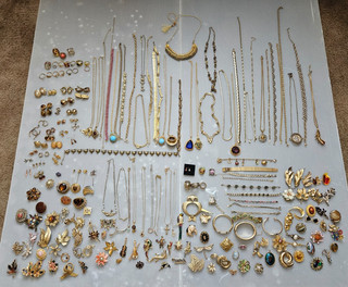 Job Lot Gold Yellow Metal Includes a Ring Stamped 750 18k Weight 10.9g