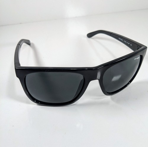 Occhiali da sole Arnette Class Act neri 100% protezione UV 4222-VGC con custodia piatta pieghevole