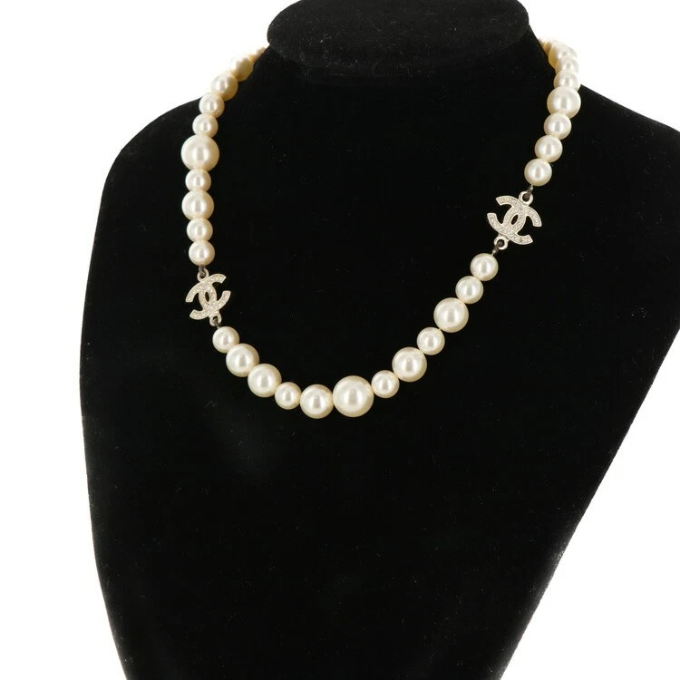 Collana perle CHANEL marchio cocco strass metallo oro bianco accessori donna