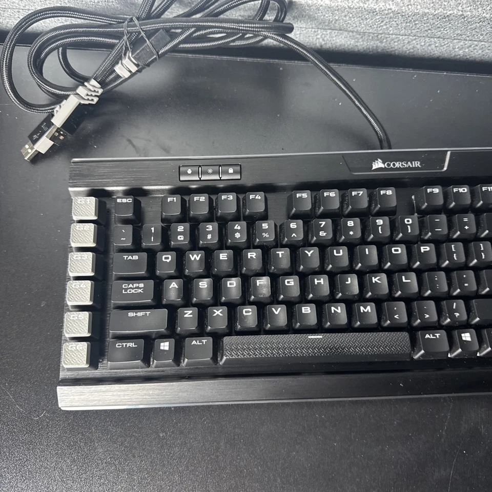 Corsair K95 RGB PLATINUM Cherry MX Brown CH-9127012-NA Wired Keyboard - Image 2 of 4