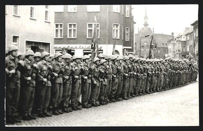 4 Fotografien Nauen / Havelland, Parade der Kampfgruppe in der Berliner Strasse 