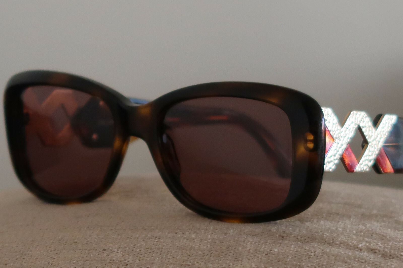 OCCHIALI DA SOLE YVES SAINT LAURENT 6541 TARTARUGA E ORO LETTERING A DONNA CLASSICI