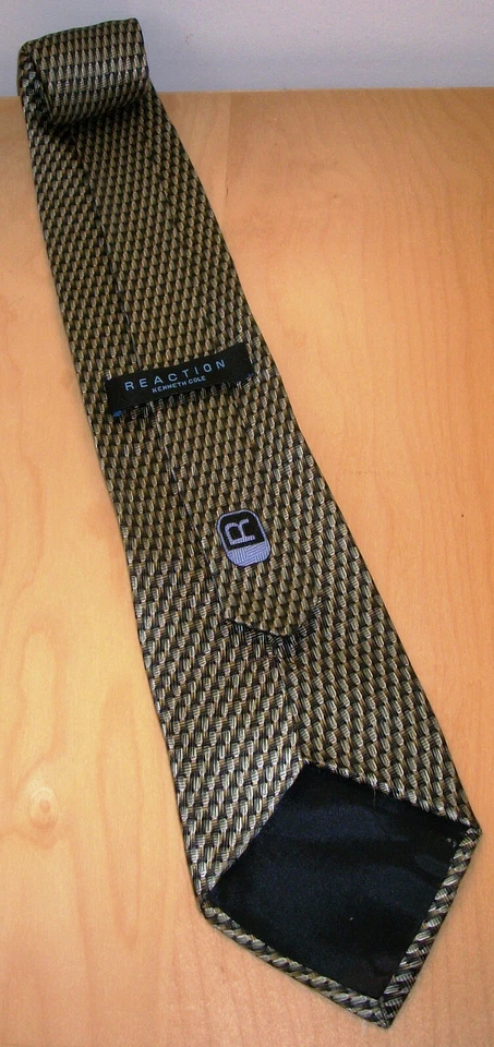 Gravata masculina Kenneth Cole Reaction xadrez dourada gola de seda 60" de comprimento x 3,75" L (D756) - Imagem 3 de 4