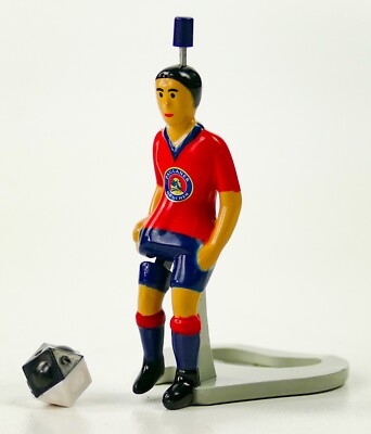 Paulaner Weissbier Tipp-Kick Flaschenöffner Figur mit Ball rotes Trikot 1398