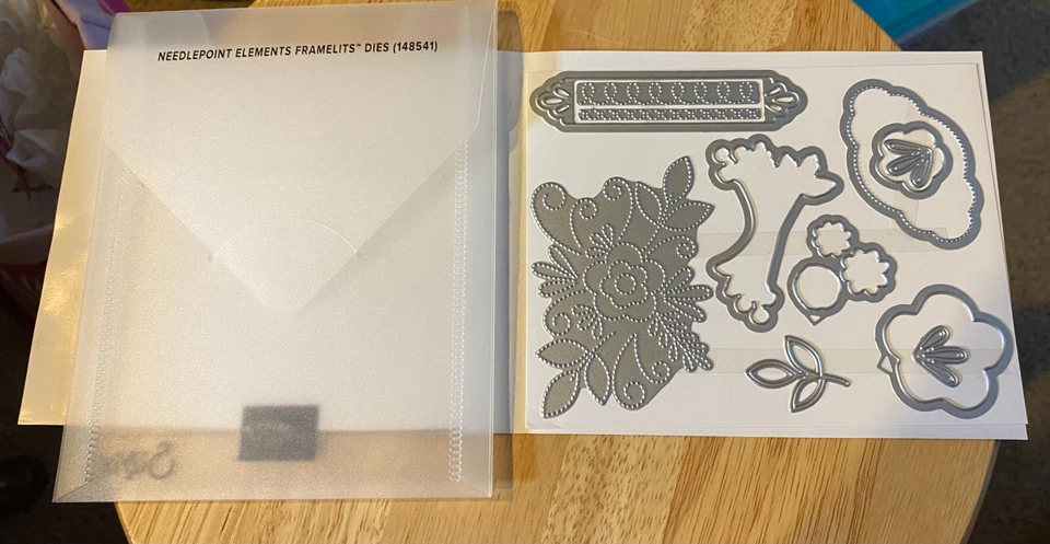 Lote de 2 Stampin' Up! 1 elemento de punta de aguja Framelit Die; 1 carpeta de relieve de botón Foto 2 de 4