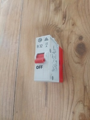WYLEX 32 AMP MCB - PUSH PLUG IN - 32 - B32 + BASESHIELD, SCHNELLER VERSAND 