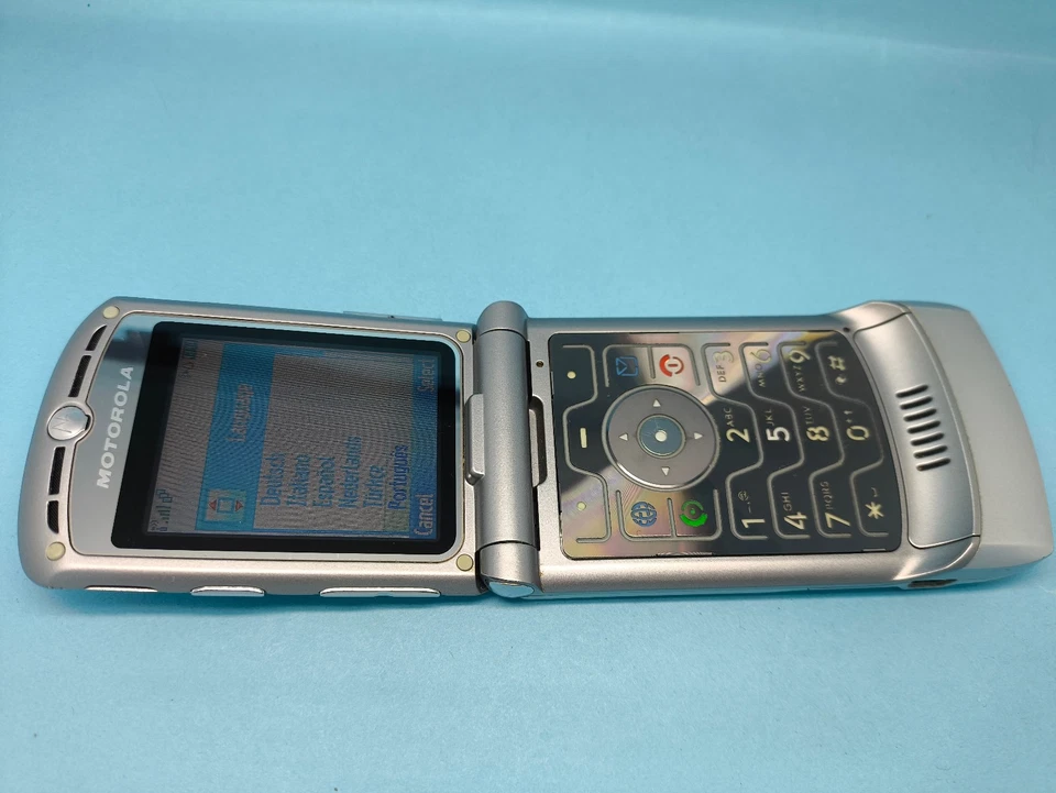 Motorola RAZR V3 Silver (Unlocked) Mobile Flip Phone Very Good Condition - Image 4 of 4