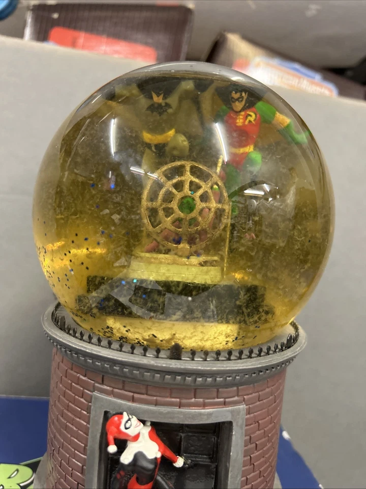 Batman Harley Coringa Globo de Neve DC Direto Pintado à Mão Certificado de Autenticidade Lido Não Funciona - Imagem 4 de 4