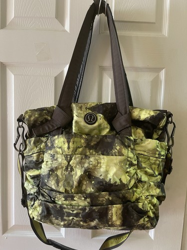 Bolso de Mano/Bolso de Hombro Lululemon Athletica Camuflaje Verde y Negro - Imagen 4 de 18
