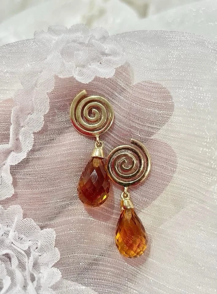 Pendientes briolette de citrino facetado de oro amarillo de 9 quilates Foto 3 de 4