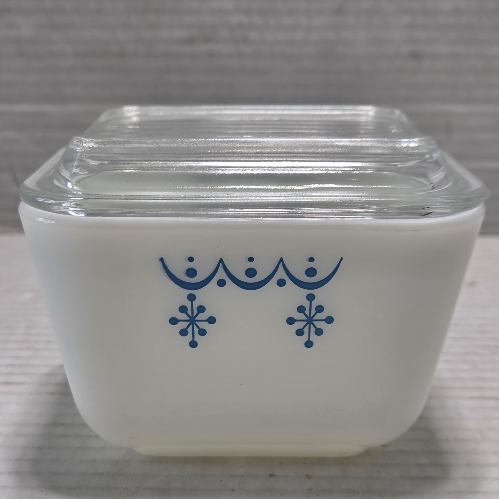 Vintage Pyrex Refrigerator Dish w/Lid White Blue Snowflake Garland 501B 1 1\2C
