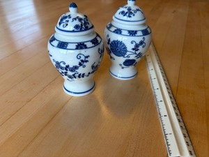 Vintage - Vienna Woods Blue Onion Salt and Pepper Shaker Set - See description