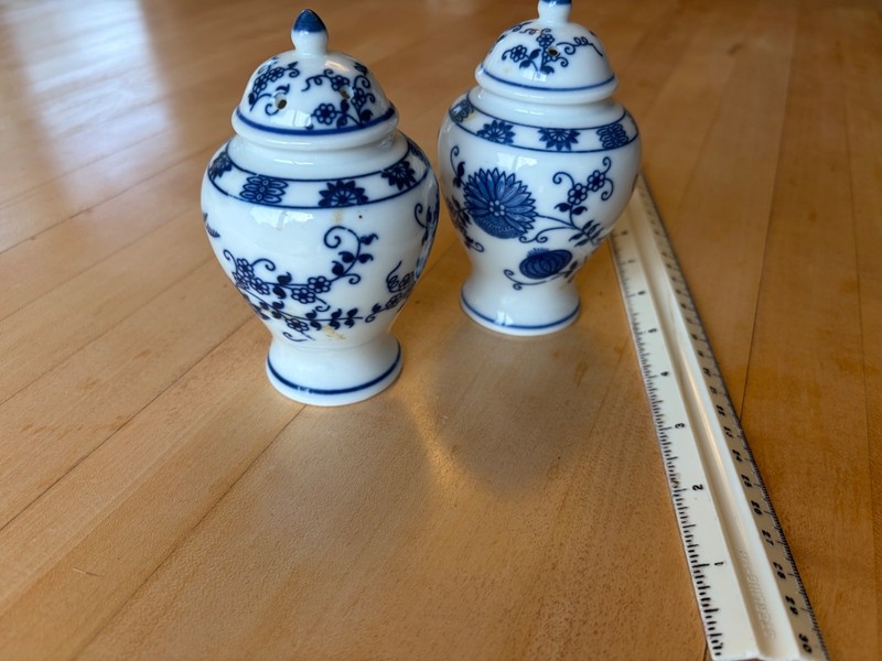 Vintage - Vienna Woods Blue Onion Salt and Pepper Shaker Set - See description