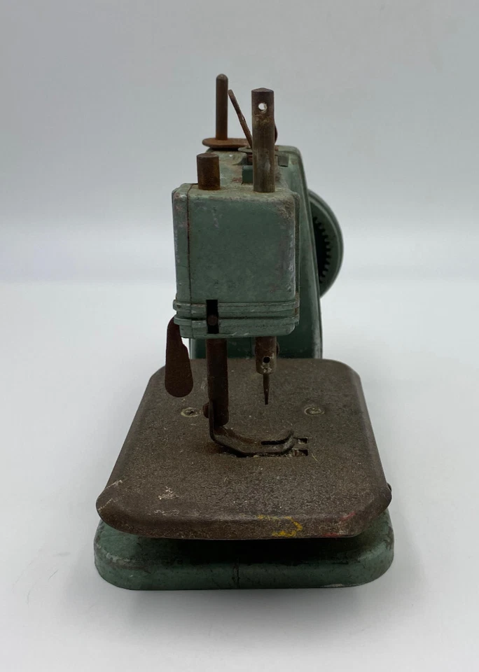 Máquina de coser vintage de metal en miniatura Betsy Ross como está Foto 3 de 4