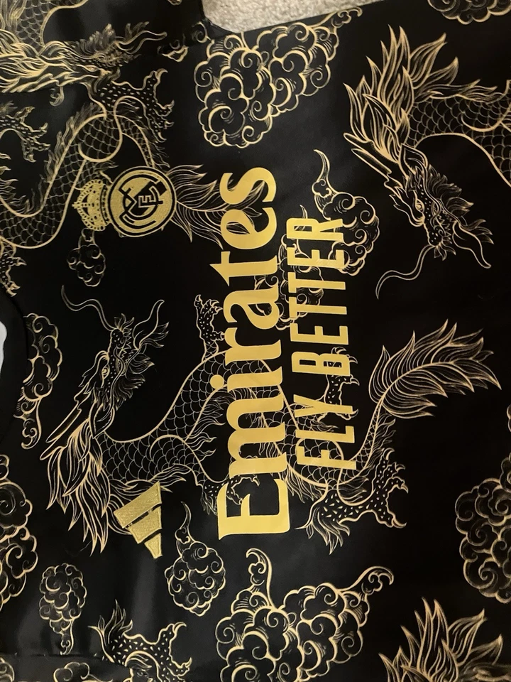 Camiseta de fútbol Adidas LukaModric #10 talla pequeña negra y dorada 23/24 del Real Madrid Foto 4 de 4