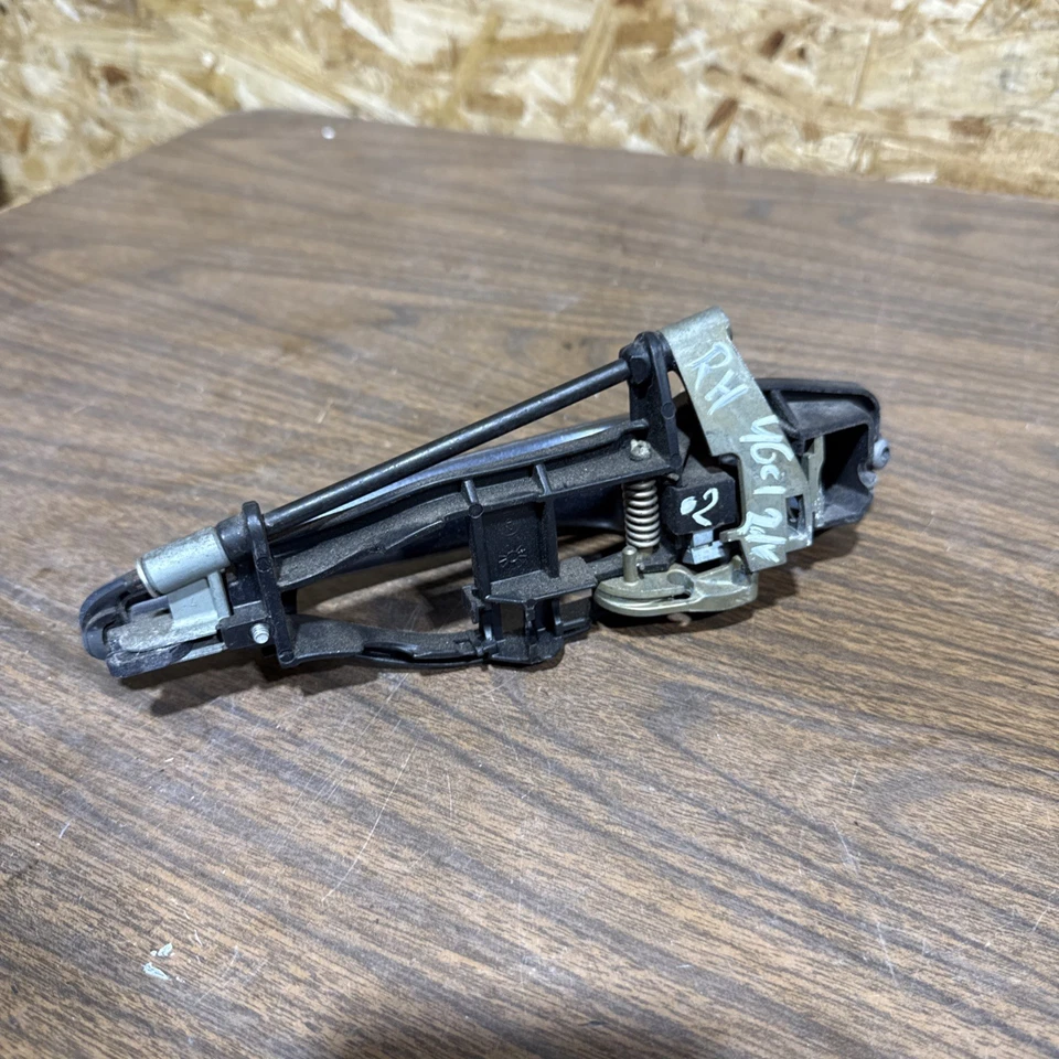 01-06 BMW E46 330Ci 3-SERIES COUPE CONVERTIBLE RIGHT DOOR EXTERIOR HANDLE OEM - Image 4 of 4