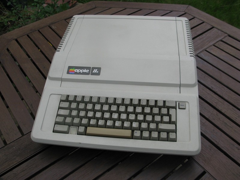 Apple IIe Computer - 6502 with 64K RAM - working