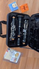 Gorgeous clarinet with case and reeds