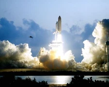 MAIDEN FLIGHT OF SPACE SHUTTLE ENDEAVOUR STS-49 LAUNCH - 8X10 NASA PHOTO (CC633)