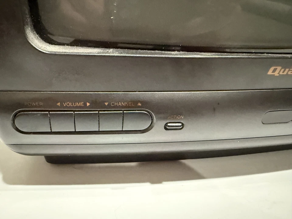 Quasar CRT TV With Remote - Retro Gaming - Tested and Working - Vintage  - Image 2 of 4