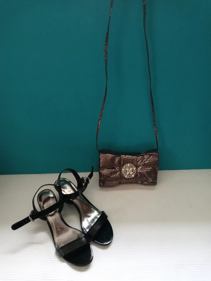 Bolso sin asas IMAN con volantes de metal plateado bandolera/bolso de mano estrás. Zapatos & RL Foto 2 de 4