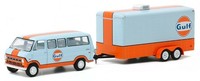 1972 Ford Club Wagon + Car Trailer Gulf ** Greenlight Hitch & Tow 1:64 Ovp