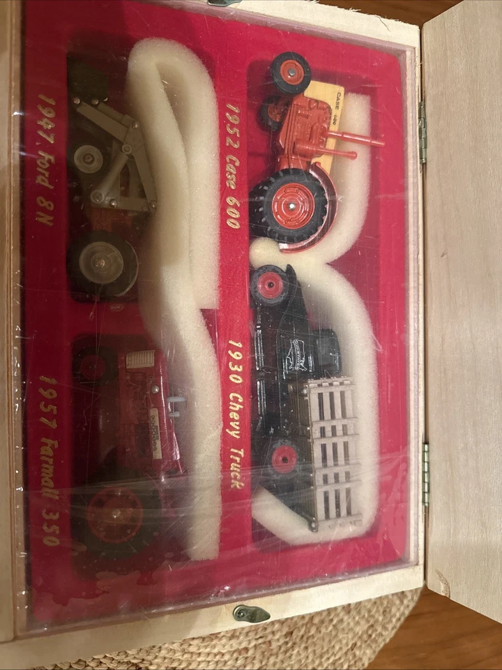 VINTAGE ERTL MID-STATES DIST.  FARM TRACTOR SET LTD. EDITION #2570 - 1988 - Image 4 of 4