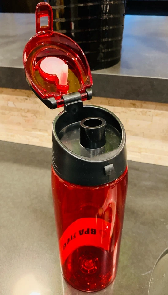 Botella de agua roja Tundra, 24 oz Foto 3 de 4