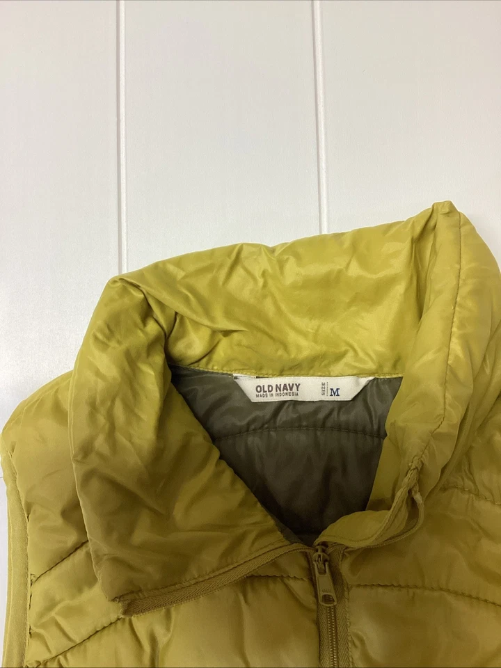 Colete acolchoado feminino Old Navy amarelo mostarda tamanho M - Imagem 2 de 4