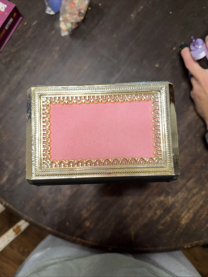 Capa de caixa de tecido vintage dourada ornamentada plástico - Imagem 3 de 4