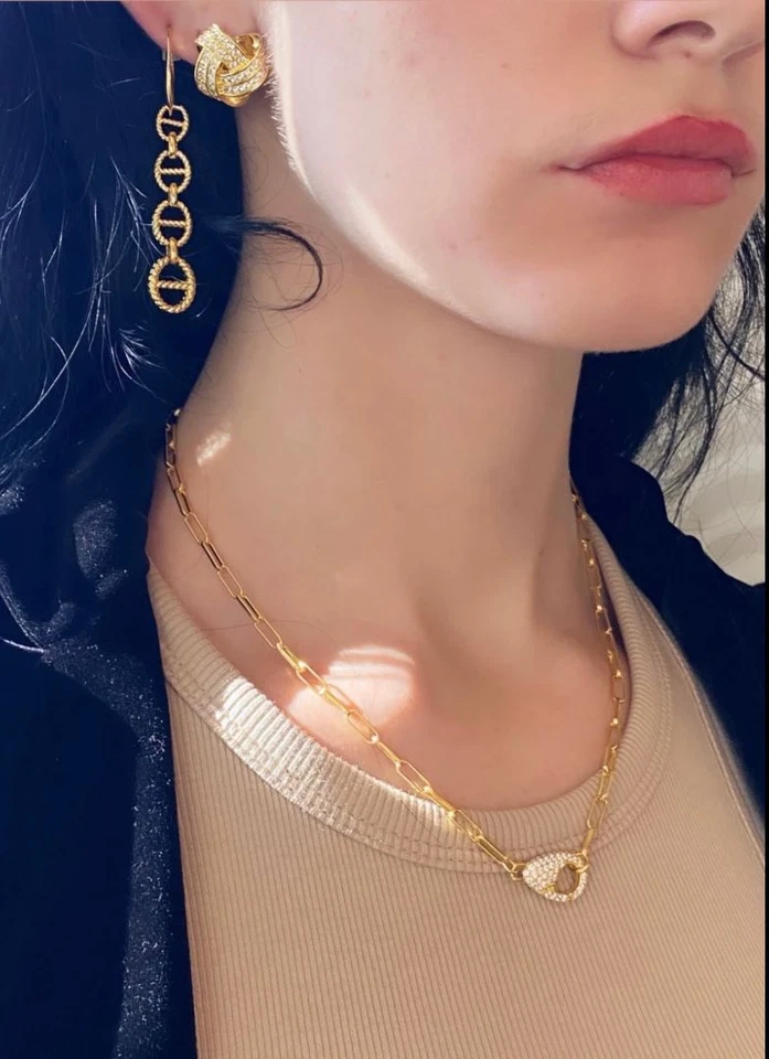 Aretes de oro circonita cúbica nudo incrustado Rivka Friedman enchapados en 18 quilates Foto 4 de 4