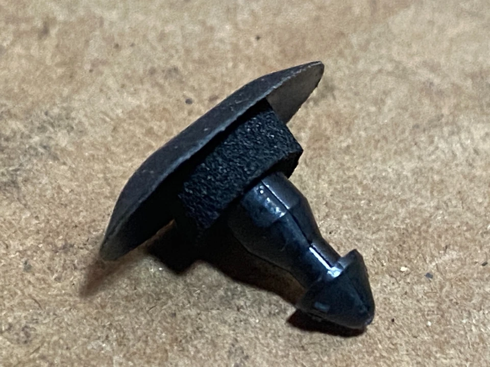 GM 94429726 Plastic Rivet, Multifunction -- 1985-1989 Chevy Spectrum - LOT OF 14 — 第 4/4 张图片