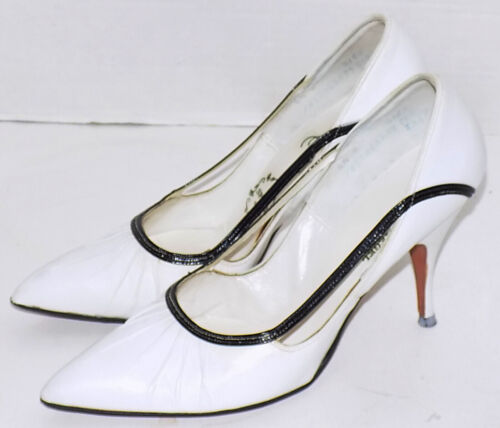 Scarpe vintage anni '50 bianche punta a stiletto tacco a stiletto specchio 6 1/2 B tagliate - Foto 1 di 6