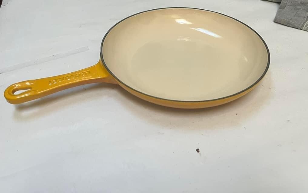 New Le Creuset Cast Iron Enamel Shallow Fry Omelette Pan Yellow