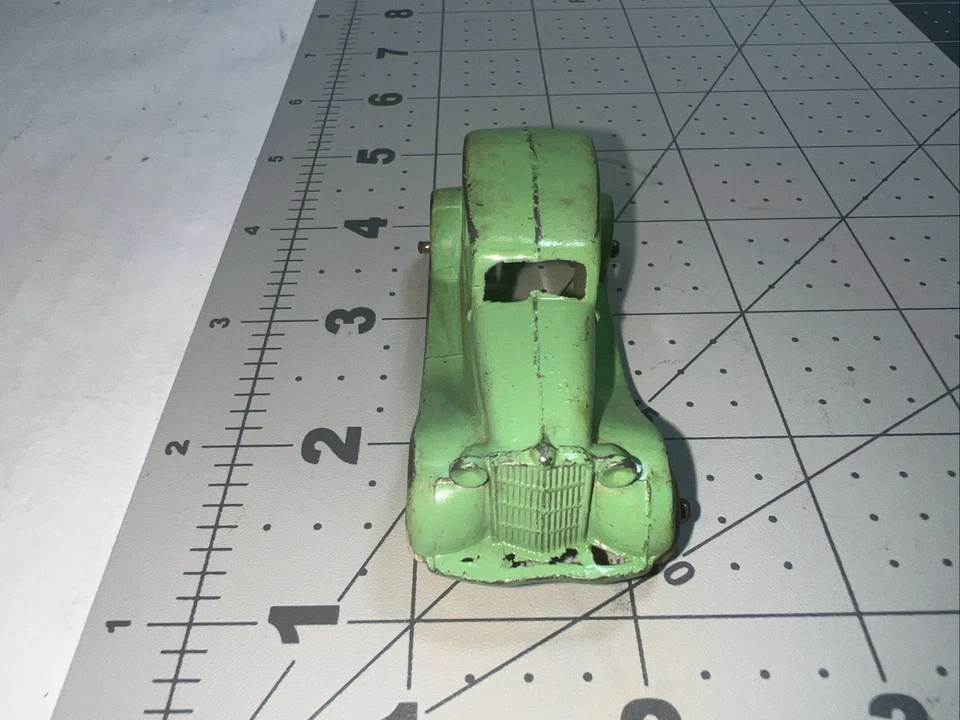 Tootsietoy #0111 1935 FORD SEDAN green diecast w/white rubber tires ORIGINAL - Image 2 of 4