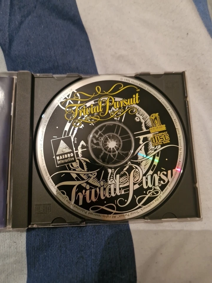TRIVIAL PURSUIT Classic Board Game CD-ROM EDITION Windows 95+ Hasbro Video Quiz - Image 3 of 4