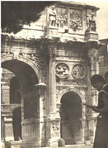 ROME Photographie Argentique anonyme Arc de Constantin à droite Le Colisée 1953