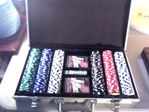 Cardinal's Professional 300 Chip Texas Hold'Em Poker Set In Aluminum Case